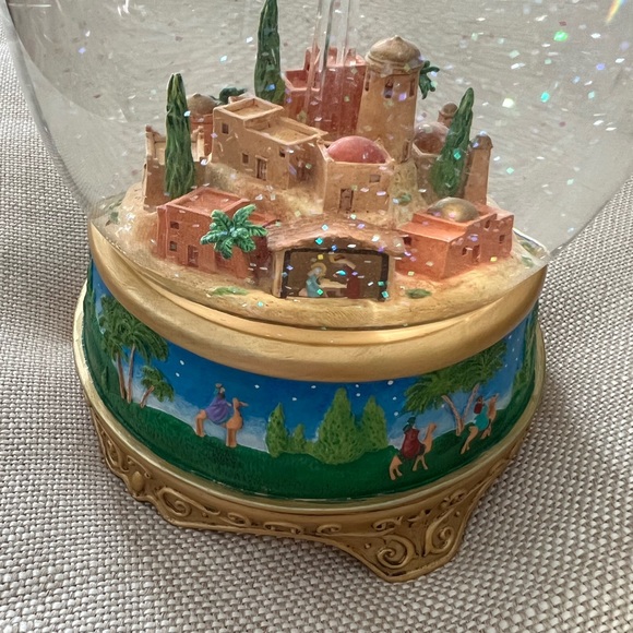 Vintage Hallmark Musical Jerusalem Snow Globe 9" - Picture 7 of 7